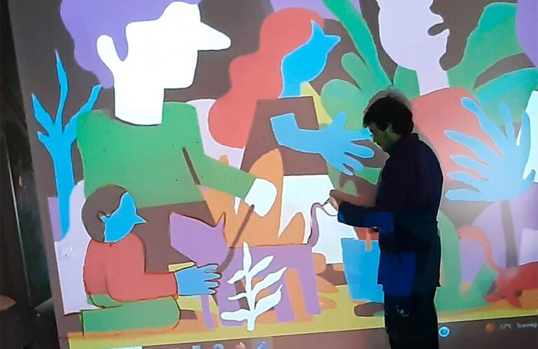 Ein Mann bemalt eine Wand mit abstrakten Formen