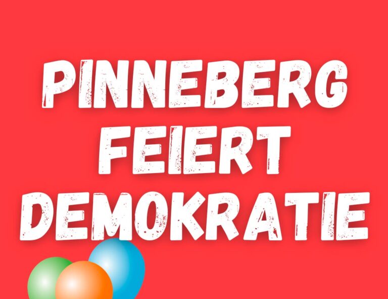 Schriftzug „Pinneberg feiert Demokratie”, darunter 3 bunte Luftballons